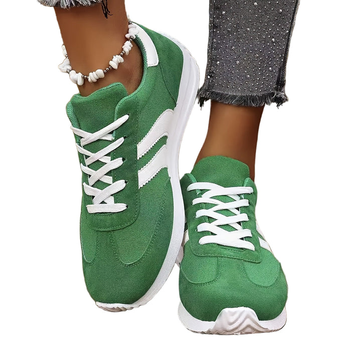 Moderna lågskurna kvinnors sneakers för vardagsstil, bekväma fritidsskor med snörning.