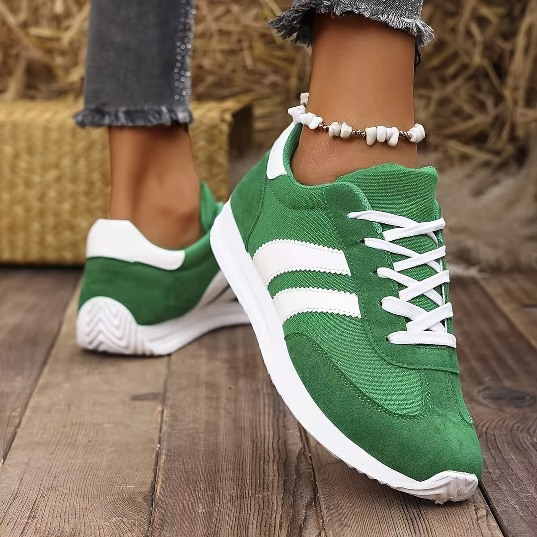 Stilrena och bekväma kvinnors sneakers, perfekta lågskurna vardagsskor för vår och sommar.