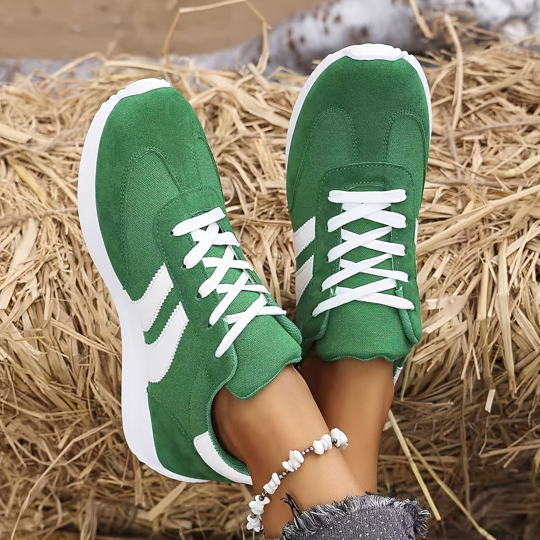 Dämpade lågskurna kvinnors fritidsskor med snörning, moderna och bekväma vardagssneakers.