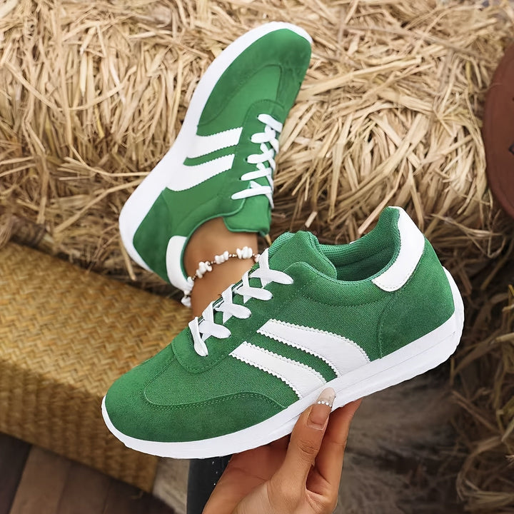 Trendiga lågskurna kvinnors sneakers, mångsidiga vardagsskor för en modern och bekväm stil.