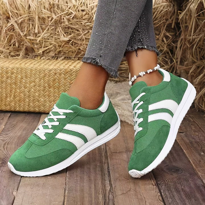 Klassiska lågskurna kvinnors sneakers för vardagsbruk, bekväma snörskor med stilren design.