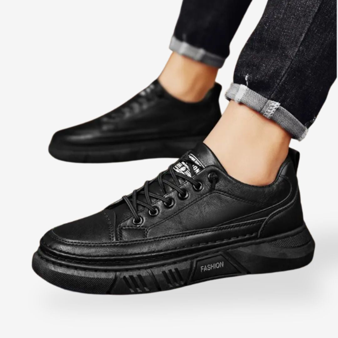 Stilrena bruna herr sneakers, idealiska för casual look. Lätta och bekväma för en modern vardag.