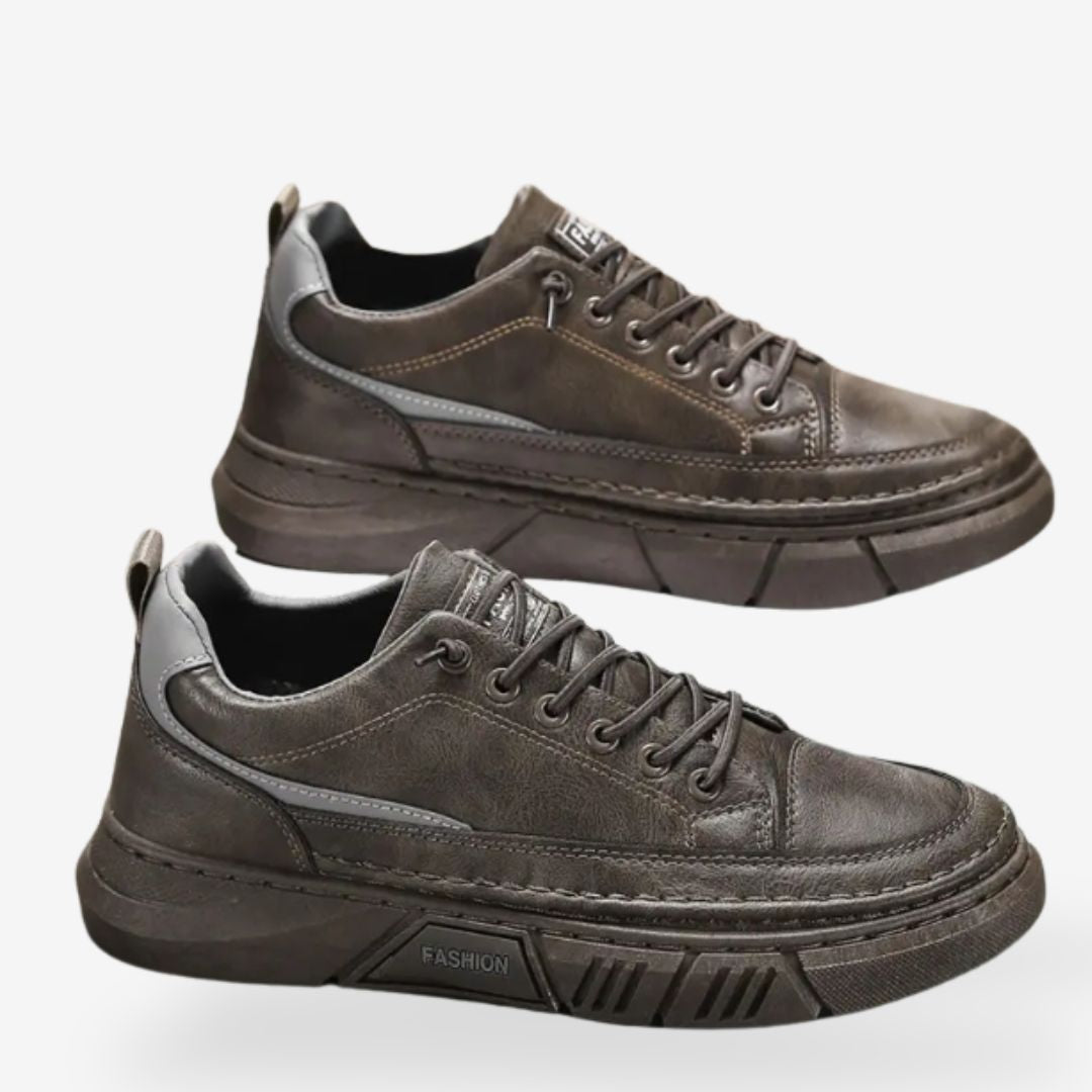 Herr sneakers i svart/brunt, bekväma vardagsskor. Lätta och stilrena för casual användning med bra grepp.