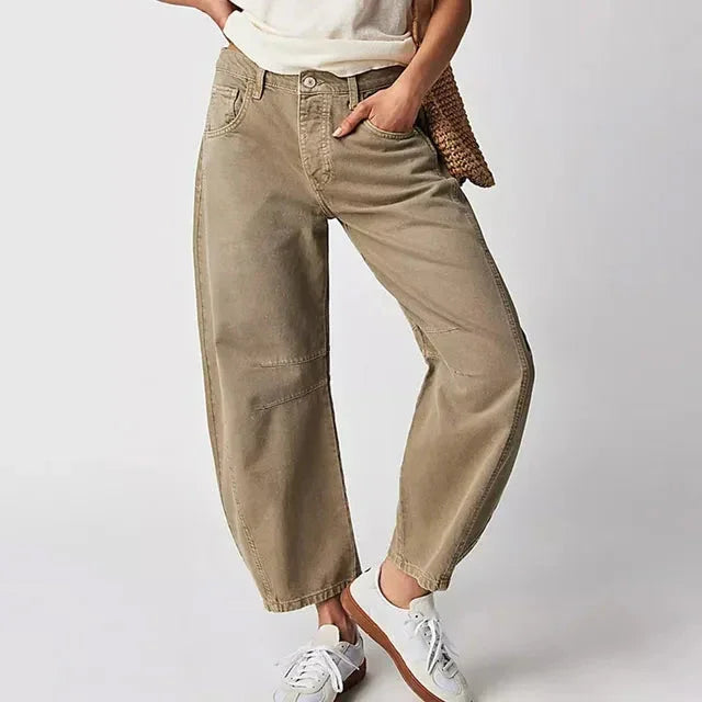 Breda damjeans i denim, hög midja, framifrån. En bekväm och trendig passform för modeälskaren.
