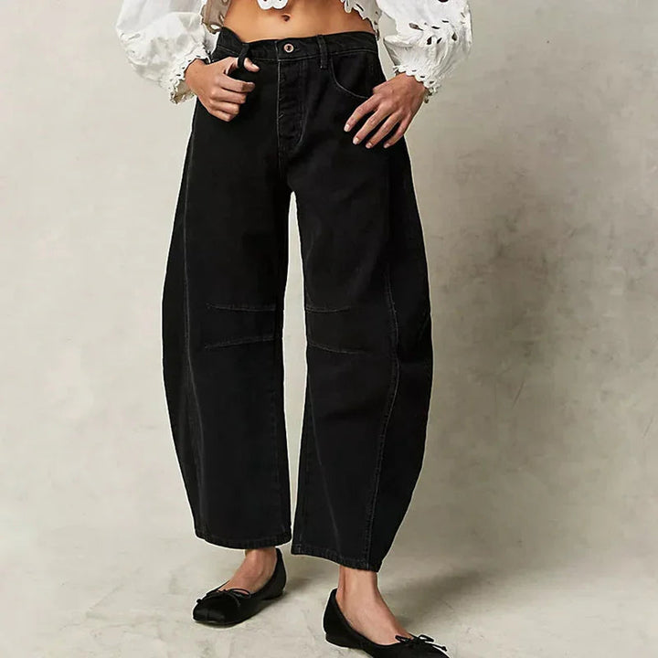 Stilrena damjeans med breda ben och hög midja i en avslappnad passform, bakifrån.