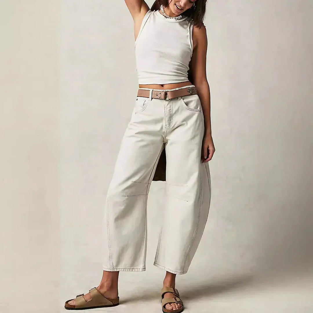 Detaljbild av tyget på damjeans med hög midja och breda ben; idealiska vardagsjeans.