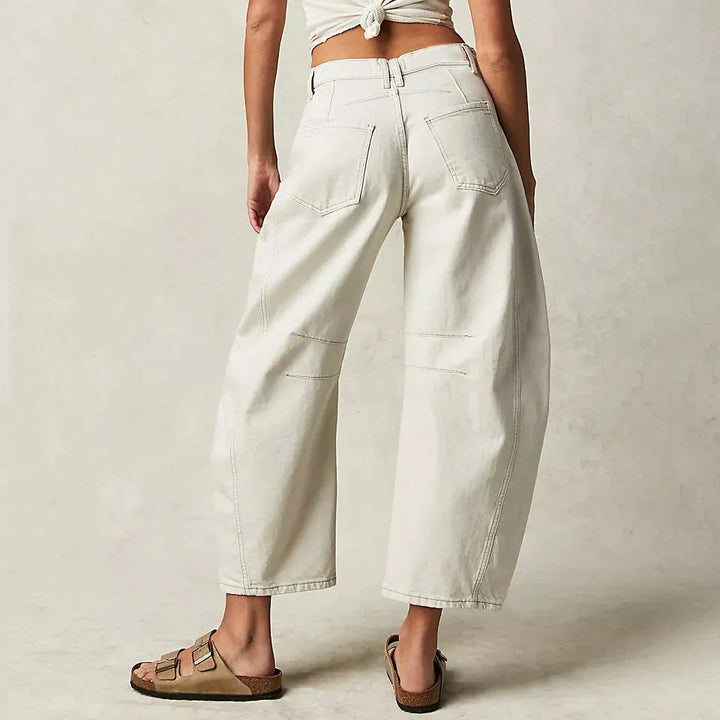 Damjeans med hög midja och breda ben stylade för vårmode med en avslappnad topp.