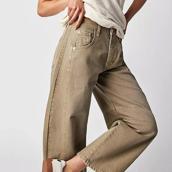 Bekväma och snygga damjeans med breda ben, hög midja, i full figur för höstmode.