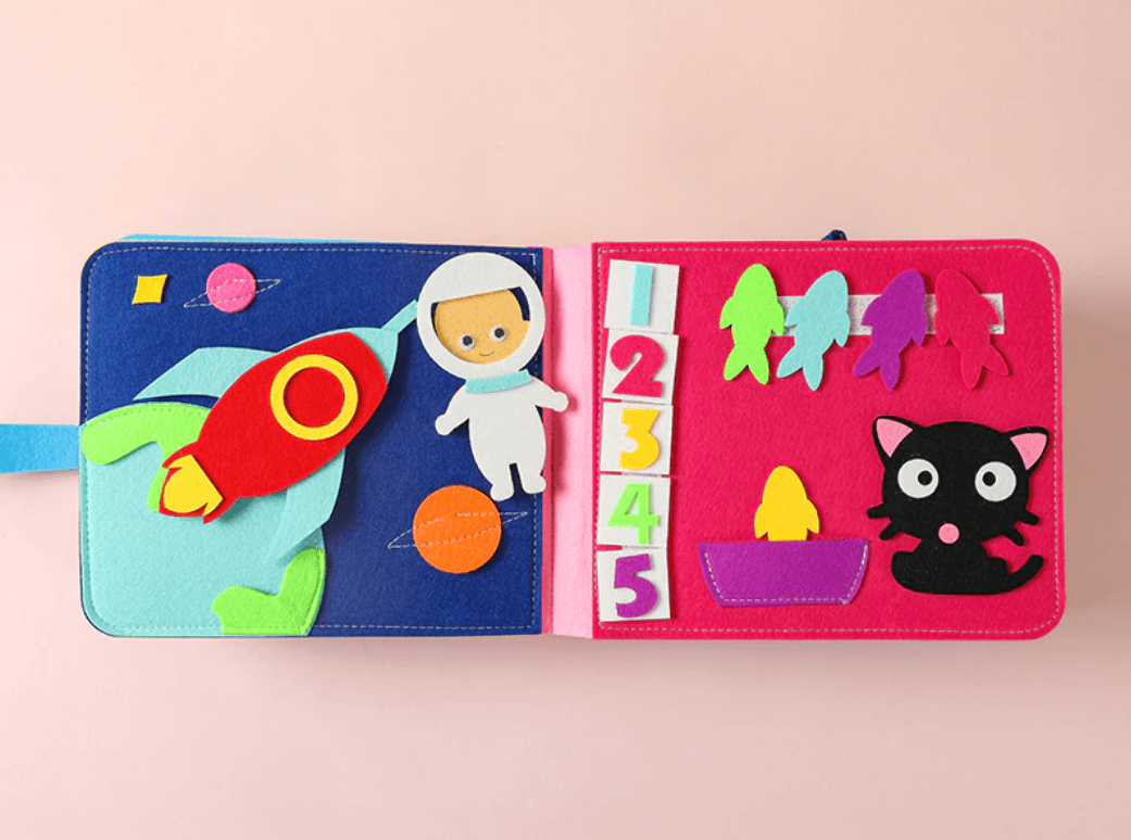 Set med flera Montessori tygböcker, var och en med unika aktiviteter.