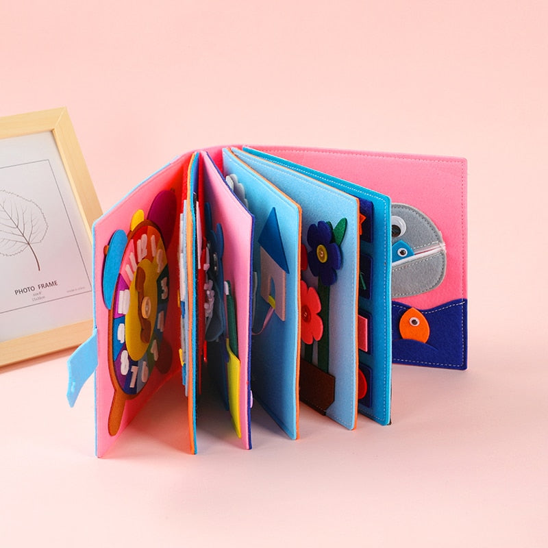 Detaljbild av en sida i Montessori tygbok med snörning och former att matcha.