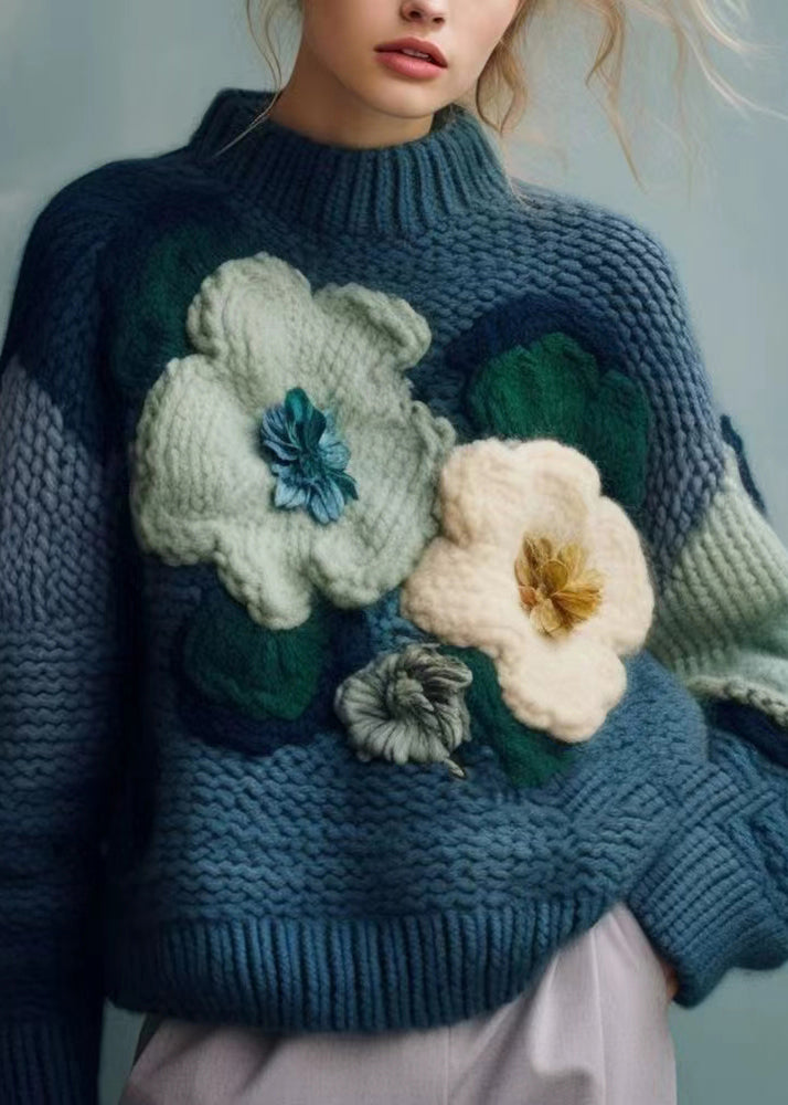 Stilfull blå turtleneck hösttröja för kvinnor. Varm, mysig & avslappnad loose fit med unik patchworkdetalj.