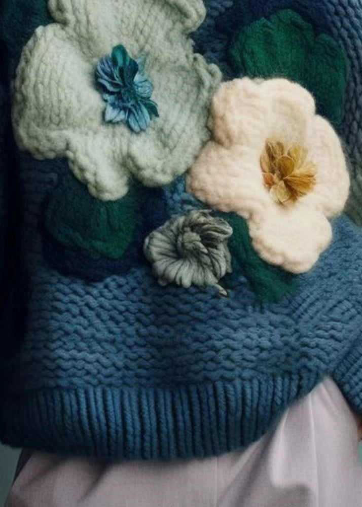 Avslappnad loose fit damtröja med turtleneck. Blå patchwork design, mysig & varm, idealisk för höstens kalla dagar.