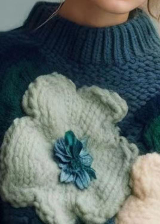 Blå kvinnors turtleneck tröja. Mysig, stilfull & varm hösttröja i loose fit med modern patchworkdetalj.