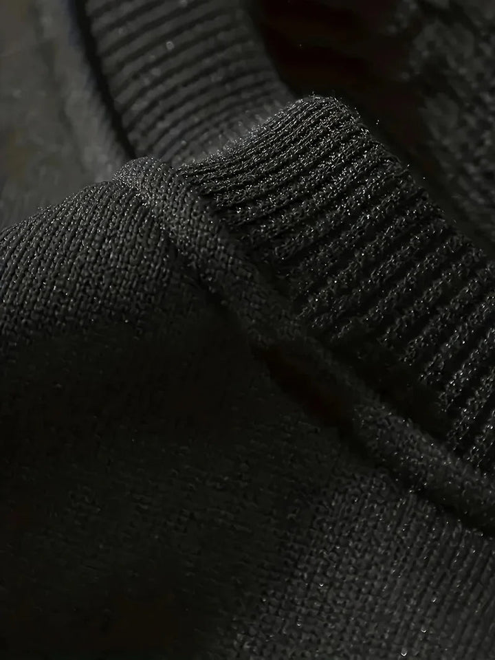 Detaljbild av dam pullover med hjärtmotiv, visar textur och stil på denna mysiga damtröja.