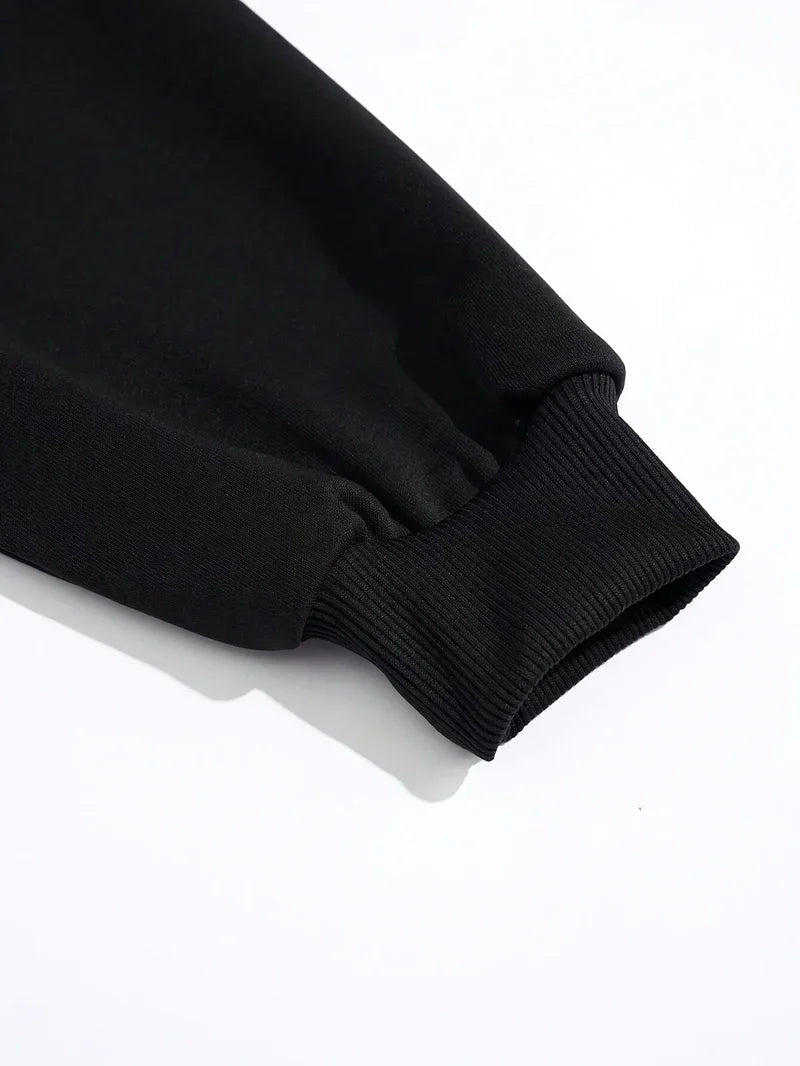 Elegant damtröja med framträdande hjärtmotiv. En bekväm och trendig pullover för kvinnor.