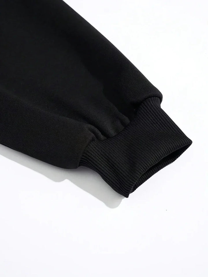 Elegant damtröja med framträdande hjärtmotiv. En bekväm och trendig pullover för kvinnor.