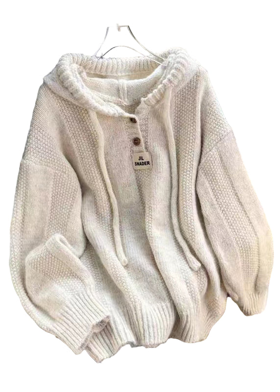 Mysig damhoodie med lapptäcke i höstfärger. Avslappnad passform, perfekt för svala dagar. Bekväm och stilren.