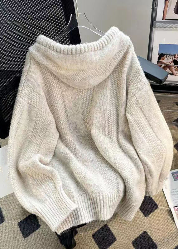 Närbild på unik patchwork damhoodie med huva. Visar textur och sömmar, idealisk för höstmode.