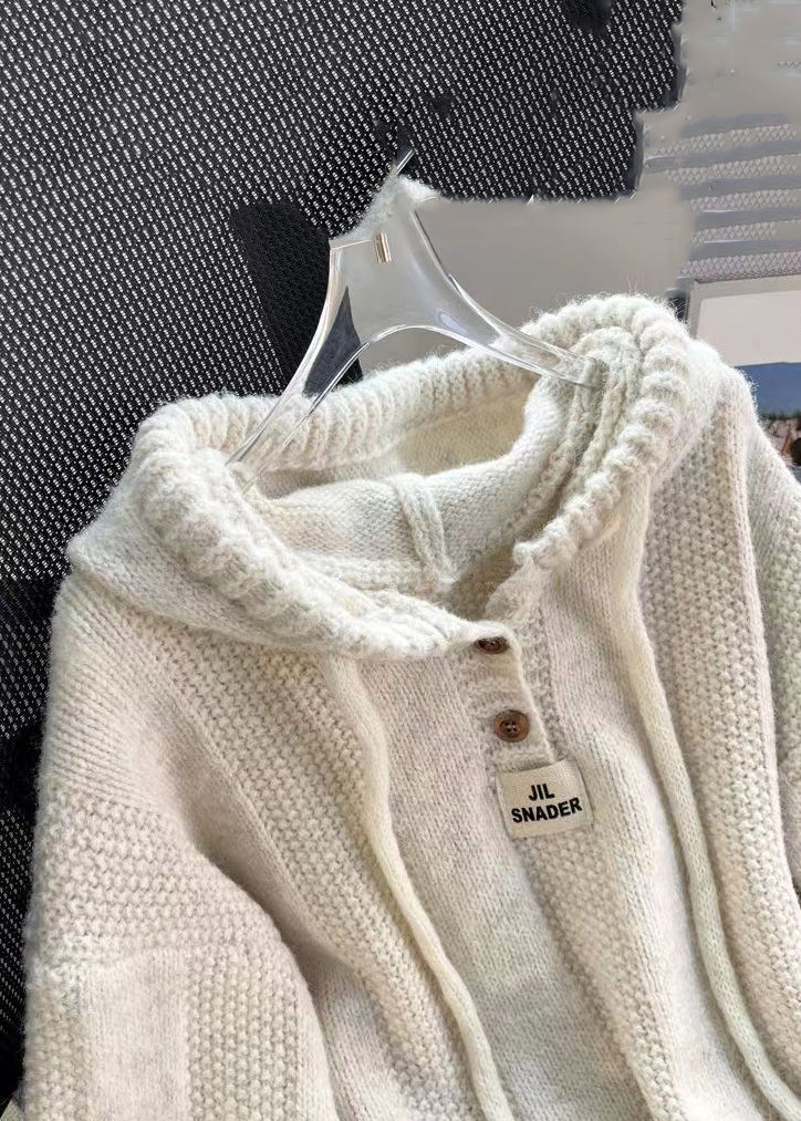 Kvinna bär stilren och bekväm patchwork hoodie. Avslappnad hösttröja, perfekt för mysiga dagar.