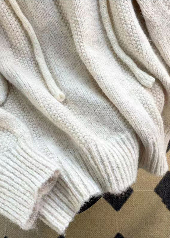 Baksida av kvinnors lapptäcke hoodie med huva. Mjuk, varm och avslappnad för höstens stil.