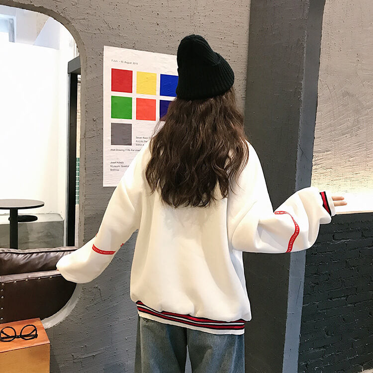 Kvinna bär en mysig rullkragetröja, perfekt för höstmode. Bekväm stickad tröja som värmer.