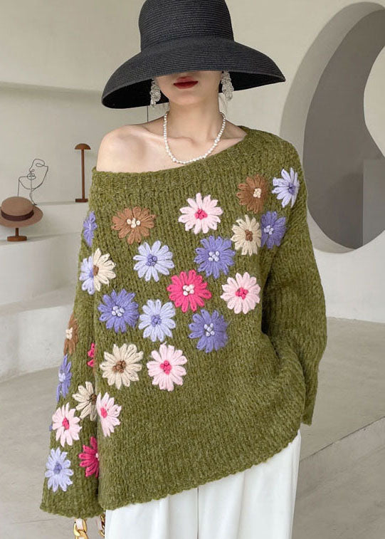 Varm stickad tröja för kvinnor med elegant blommigt broderi, idealisk för en mysig vinteroutfit.