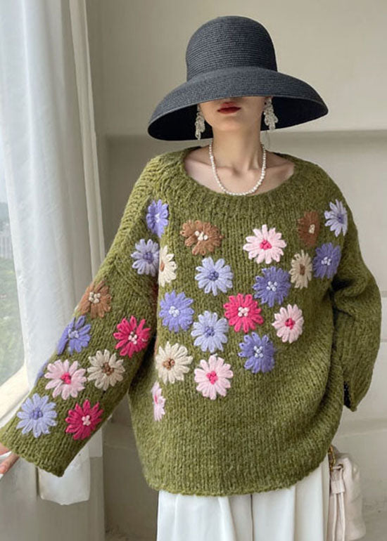 Loose fit stickad damtröja med vackra broderade blommor, en trendig del av vinterkollektionen.