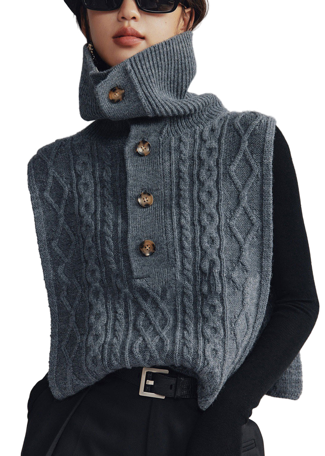 Mysig, mörkgrå kabelstickad damväst med turtleneck. Perfekt för elegant lager-på-lager under höst och vinter.