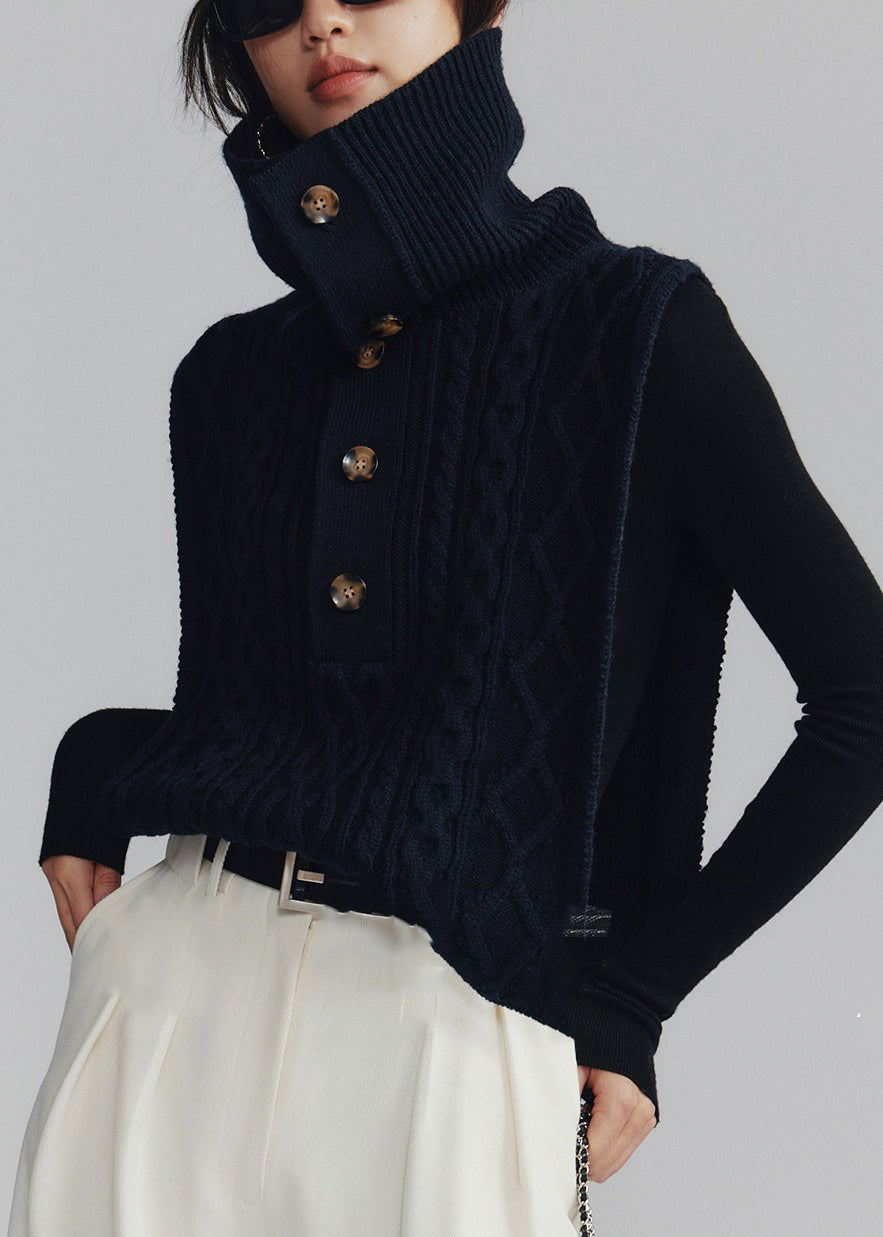 Ärmlös, mörkblå turtleneck väst i lös passform. Kabelstickad damväst för mysigt höst- och vintermode.