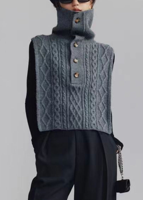 Elegant kabelstickad damväst med hög krage. Lös passform i mörkgrått, perfekt för värmande höst- och vinterkläder.