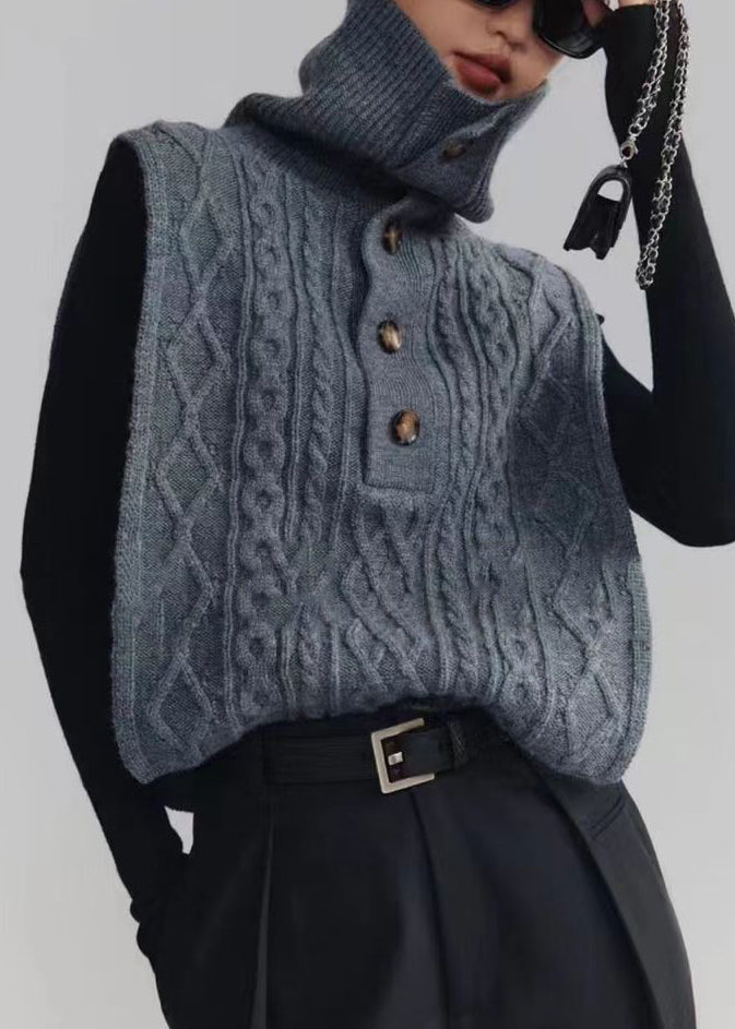 Mjuk, ärmlös damväst med turtleneck, kabelstickad design. Idealisk för mysiga lager-på-lager looks under kalla dagar.