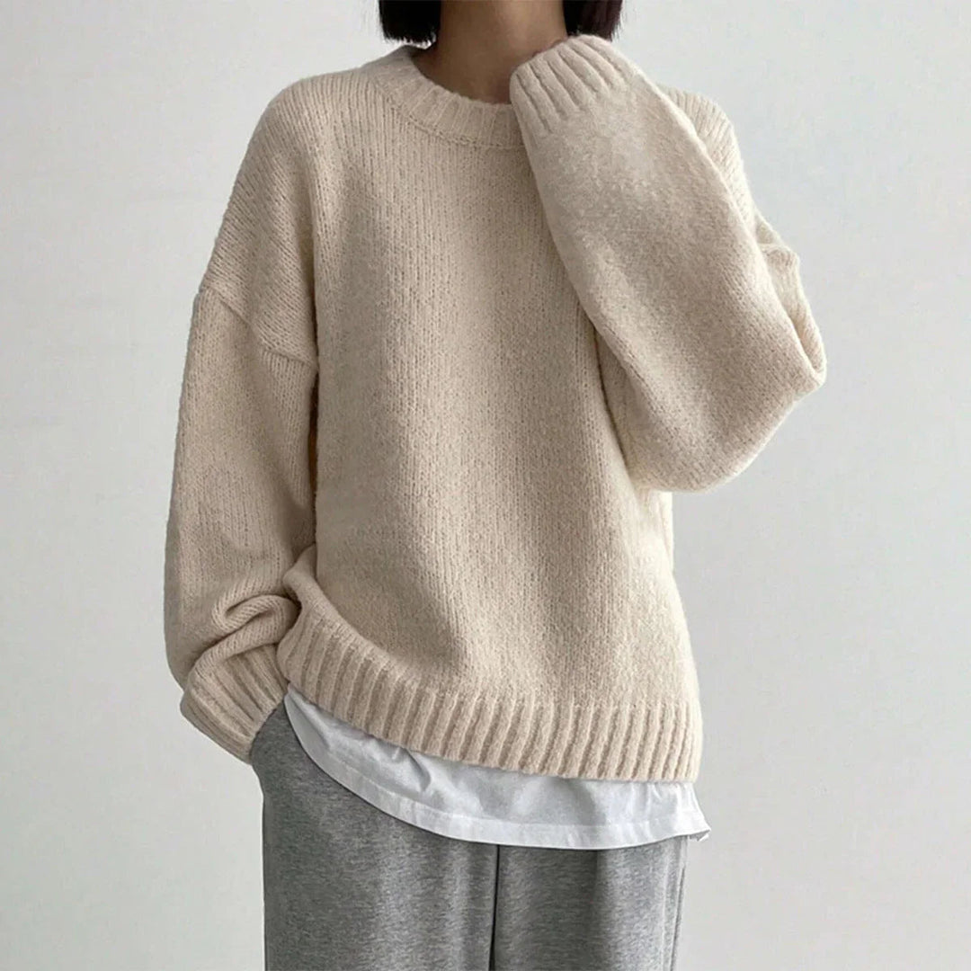 Elegant stickad damtröja, oversize passform med rund hals. Bekväm vardagströja för höstmode.