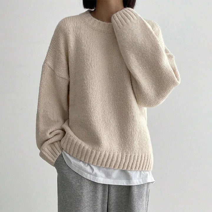 Elegant stickad damtröja, oversize passform med rund hals. Bekväm vardagströja för höstmode.