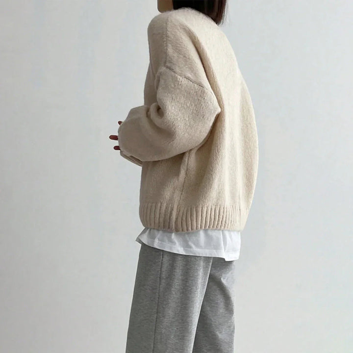 Avslappnad och elegant oversize damtröja, stickad med rund hals. Perfekt för vardag och vintermode.
