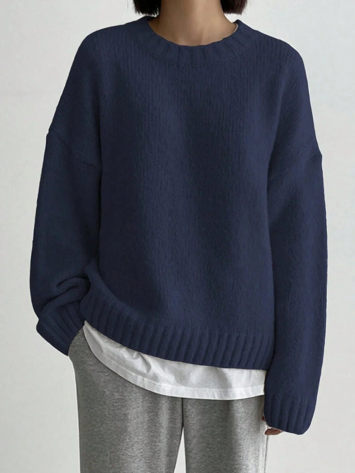 Mjuk, stickad damtröja med rund hals i modern oversize-design. Mysig och bekväm för höst- och vinterdagar.