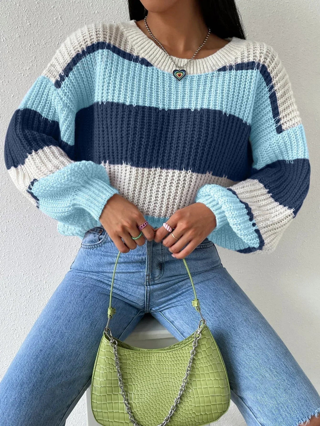 Avslappnad dam pullover tröja, oversized design. Idealisk för mysiga höstkvällar och vinterdagar, bekväm stil.