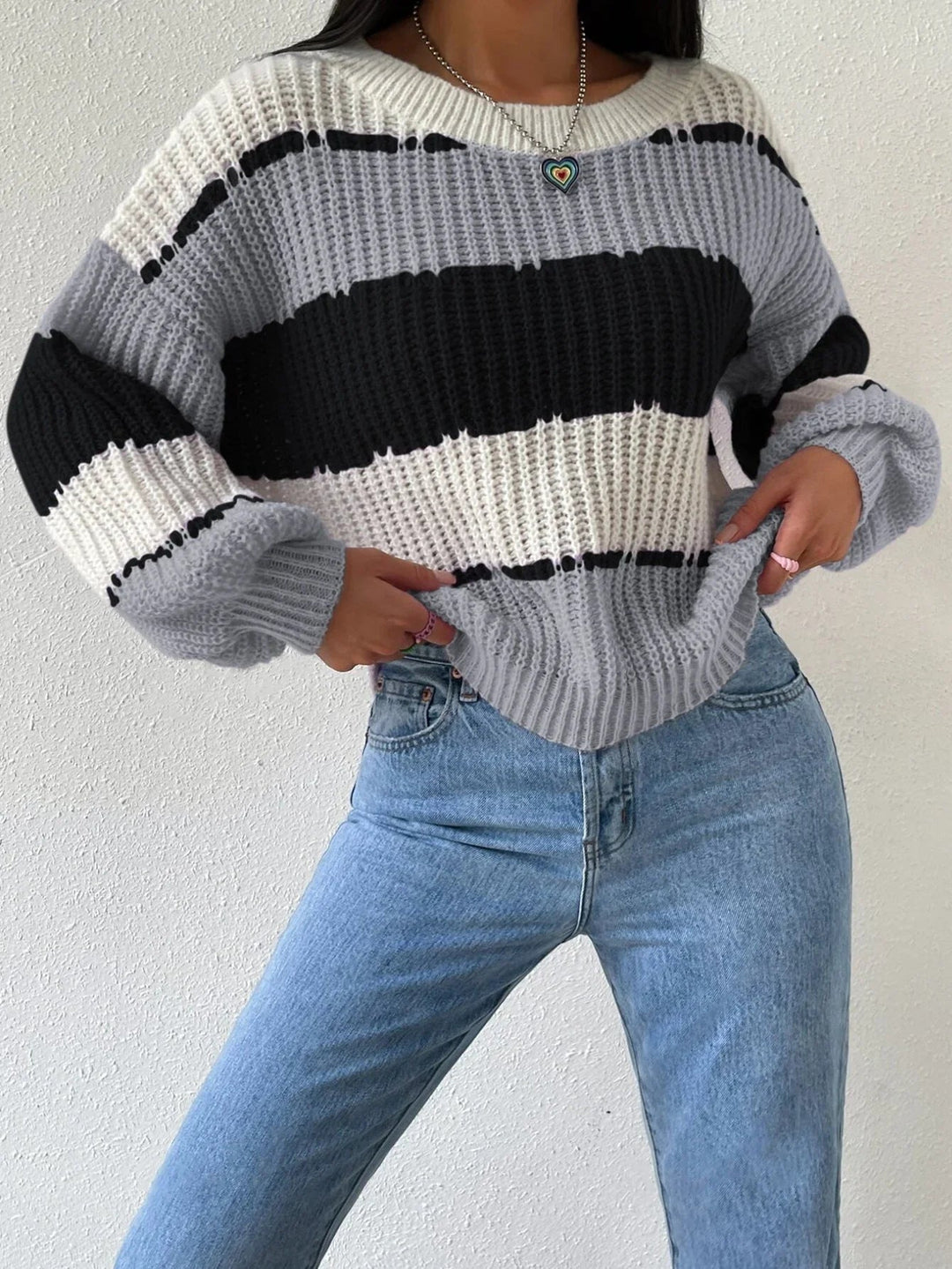 Bekväm oversized pullover tröja för kvinnor. Mysig rundhalsad design, perfekt för avslappnat höst- & vintermode.