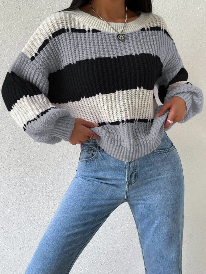 Bekväm oversized pullover tröja för kvinnor. Mysig rundhalsad design, perfekt för avslappnat höst- & vintermode.