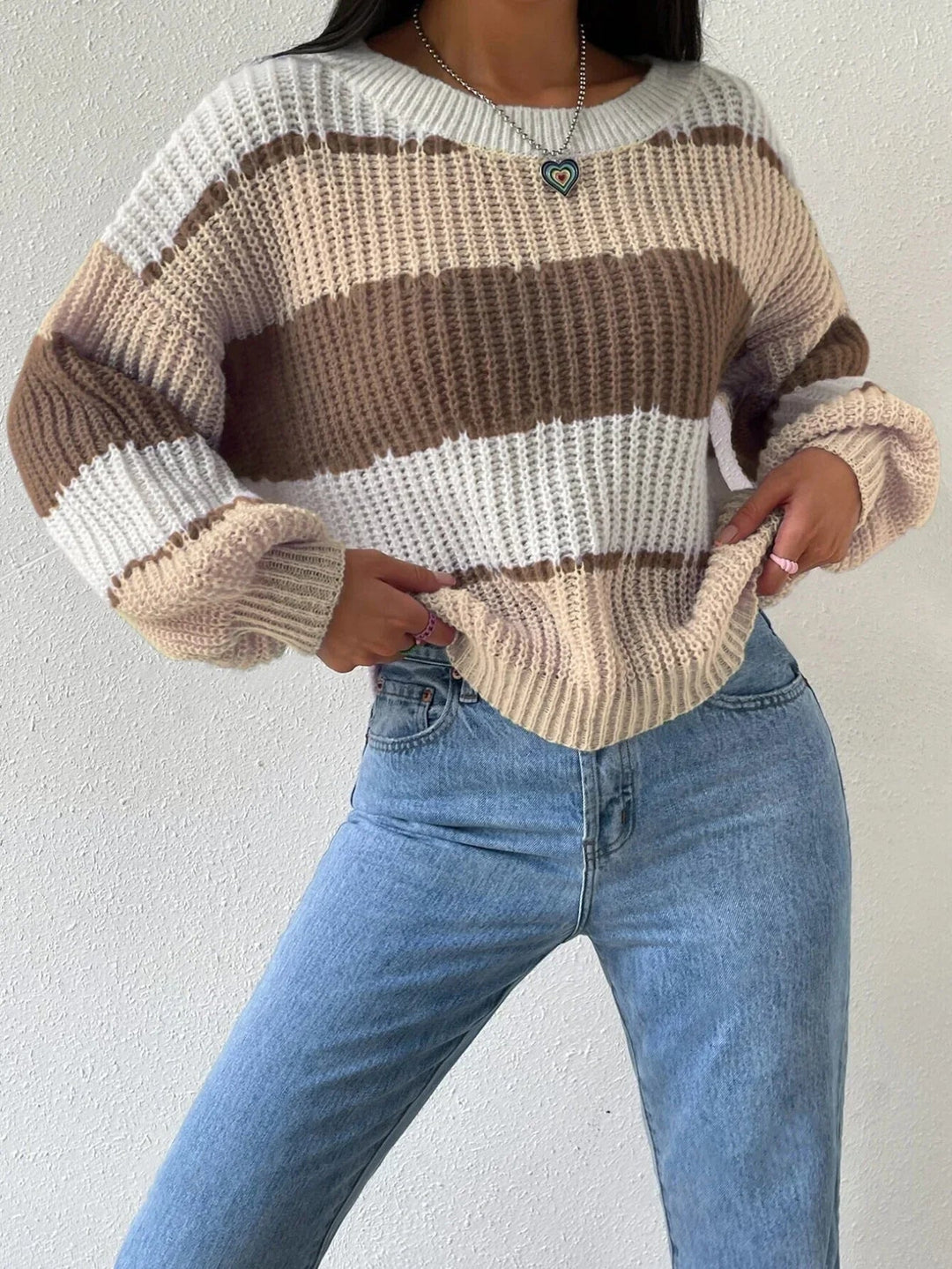 Stilren oversized damtröja med rundhals, idealisk för lager-på-lager look. Modern pullover för bekvämt mode.