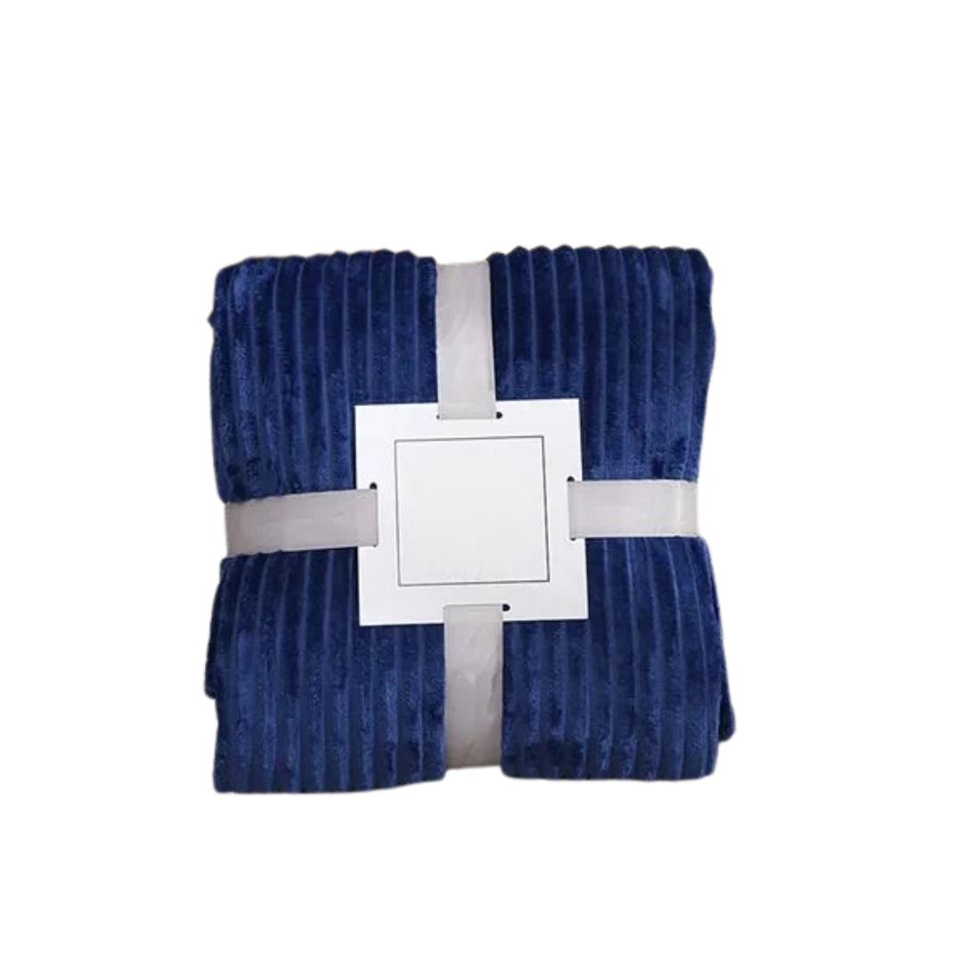 Randig flanellfilt, mjuk och värmande, perfekt för kalla dagar.
