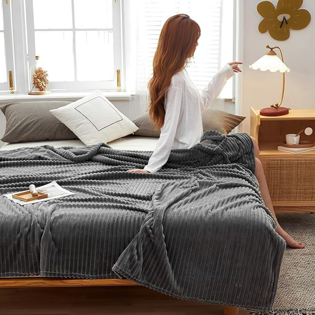 Stilren randig textil, en mysig flanellfilt för modern inredning.