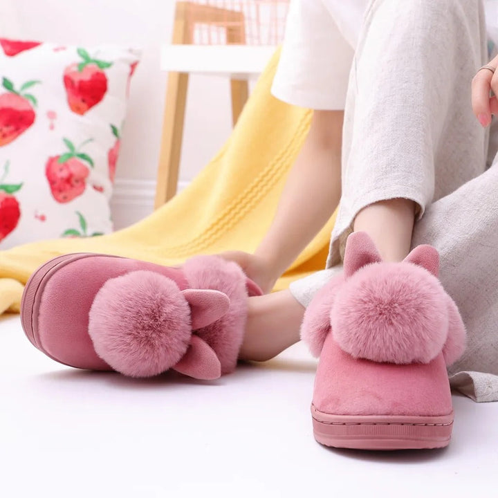Bekväma kanintofflor för kvinnor med söt kanindesign, perfekta för avkoppling och mys.
