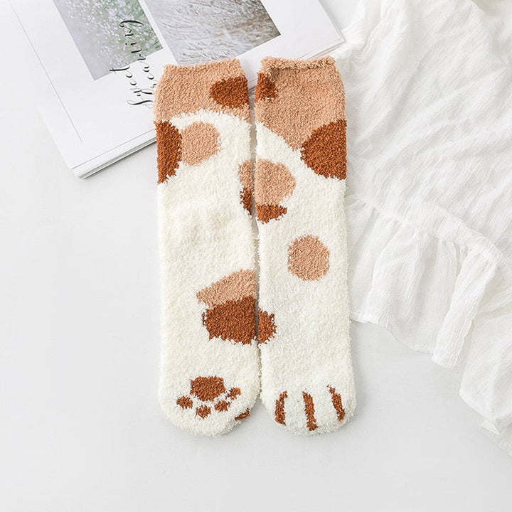 Närbild av mjuka mysstrumpor med kattass-design i korallfleece