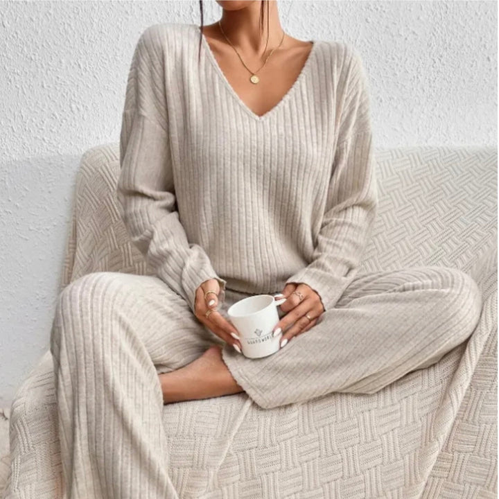 Tvådelat dam loungewear i stickad trikå, ultimat komfort för hemmabruk.