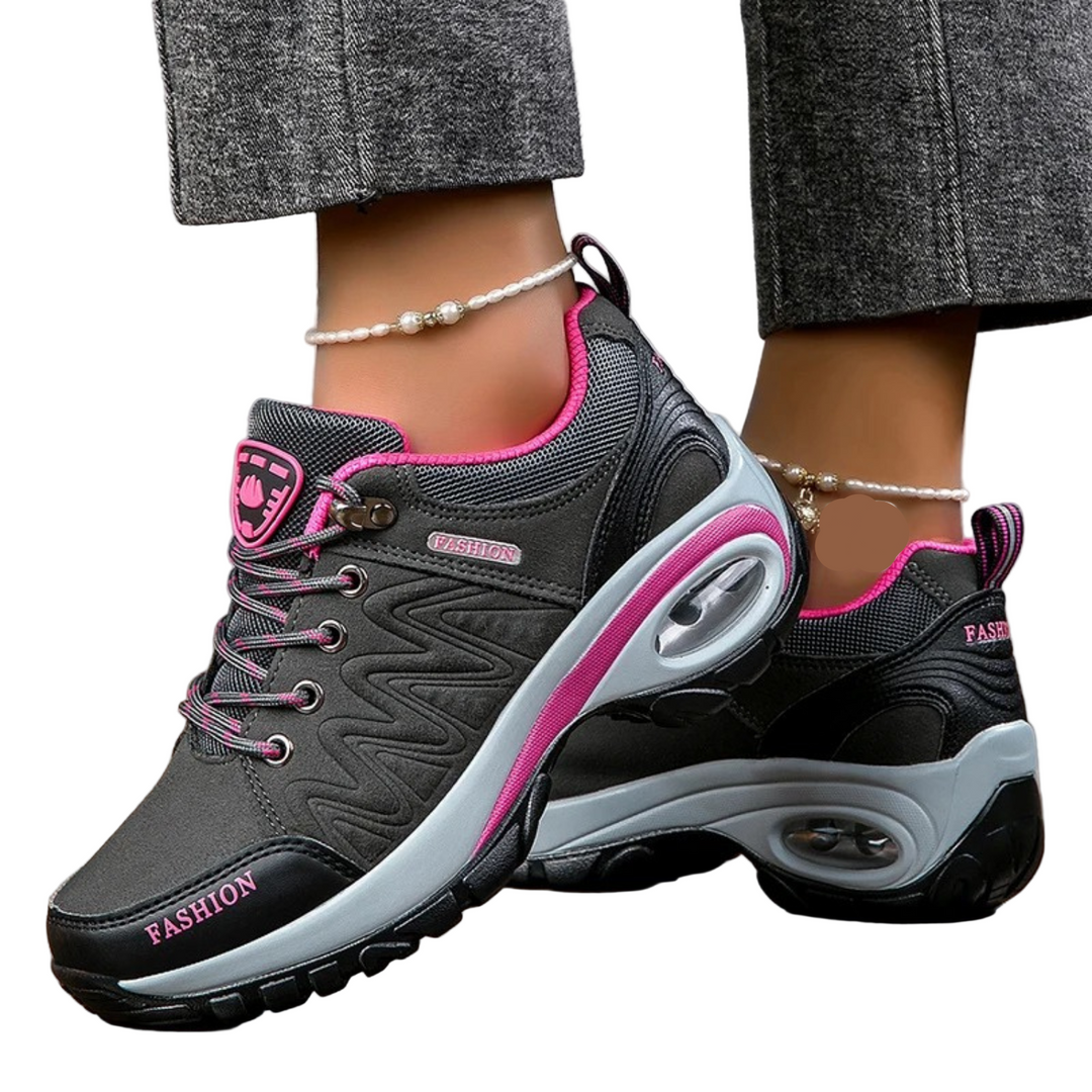 Närbild rosa och grå vattentäta damvandringsskor för utomhusbruk, bekväma sportskor