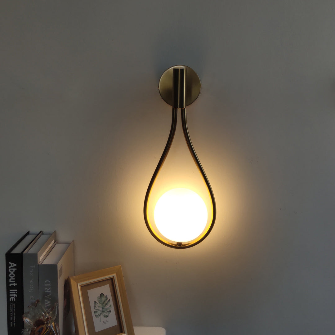 Nordisk vägglampa i metall, modern design för stilren heminredning.