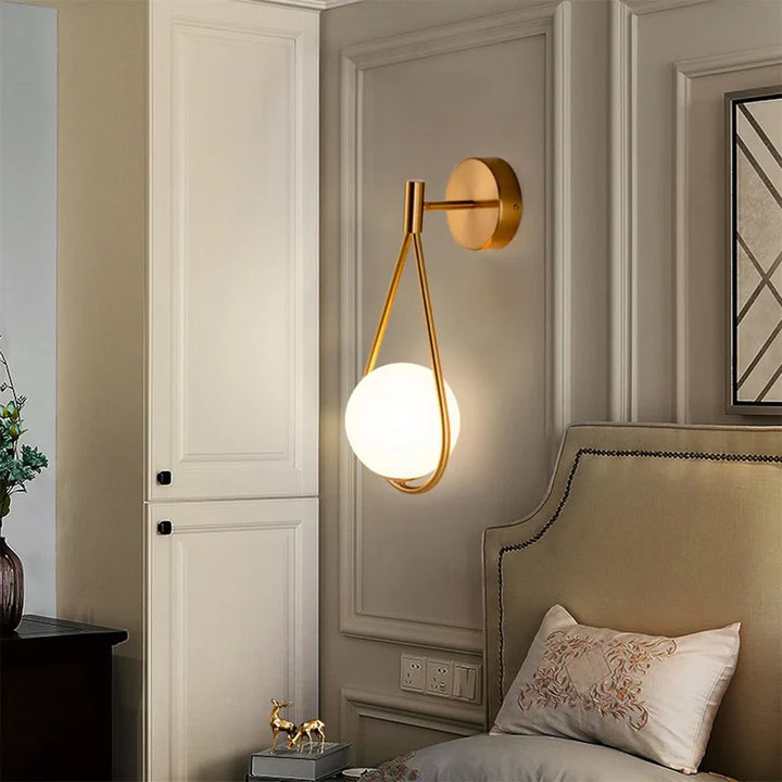 Justerbar nordisk vägglampa i metall, modern LED-belysning idealisk för sovrum och läsning.