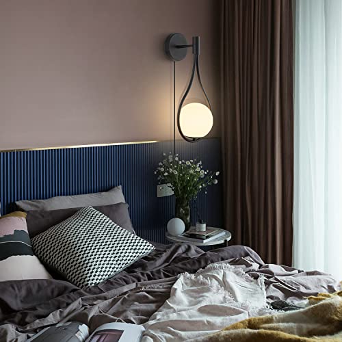 Ögonvänlig vägglampa i nordisk metall, ger mjuk och modern belysning till ditt hem.