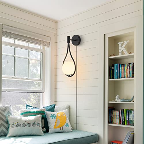 Minimalistisk metallvägglampa med stilren nordisk design, för modern inredning i vardagsrum.