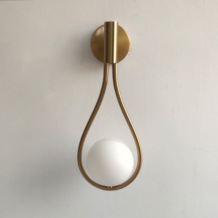 Detaljbild av stilren vägglampa i borstad metall, nordisk design för en modern känsla.
